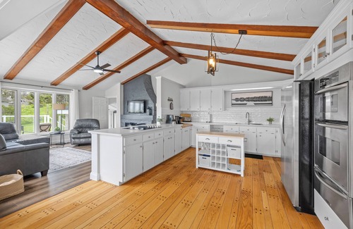 Granville House | Executive Waterfront Home