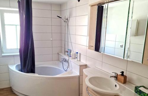 Stadtilm House | Exklusives Zimmer mit geteiltem Bad und Küche OM