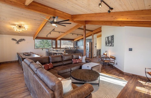 Beech Mountain Cabin | Expansive Home w/Theater, Hot Tub, & Near Skiiing