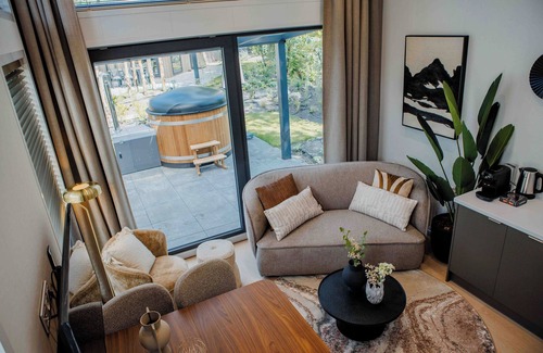 Lieren House | Experience luxury and nature in the Reeëndal Lodge on the Veluwe! With 1 bedroom and 1 sleeping loft and a fully equipped kitchen and air conditioning.
