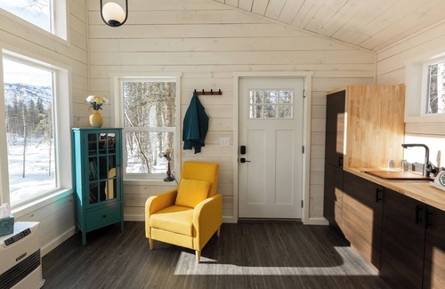 Chugiak Cabin | Experience serenity in a deluxe tiny house amid the Eklutna Valley's beauty.