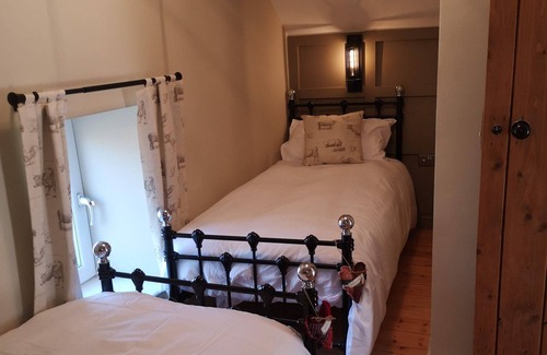 Brynamman House | Experience Tranquility and Adventure: Your Perfect Brecon Beacons Retreat Awaits