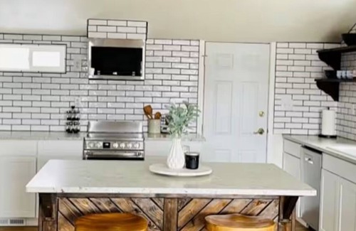 Wenatchee House | Experience Urban Luxury at Its Finest – Rent Your Dream Downtown Oasis Today!