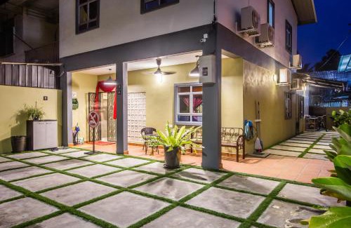 Benggali House | Explore 4BR Gardenhouse Retreats (Free Parking)