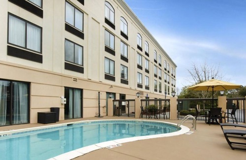 Savannah House | Explore Orlando Vineland Premium Outlets! 4 Comfortable Units, Free Parking
