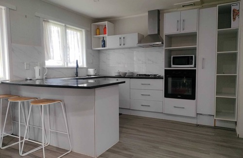 Otara House | Explore the Affordable Auckland Vacation Rental in a Quiet Spot - SriPrasar 4BRM