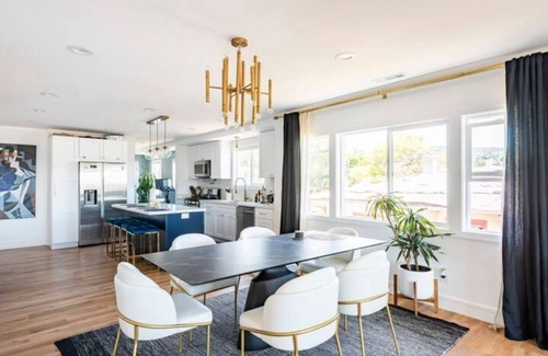 Oakland House | Exquisite 3-bedroom home with hot tub & firepit