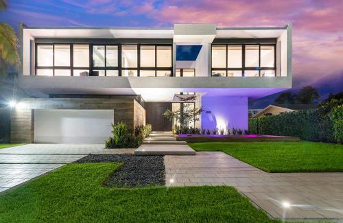 Hallandale Beach House | Exquisite Modern Marvel
