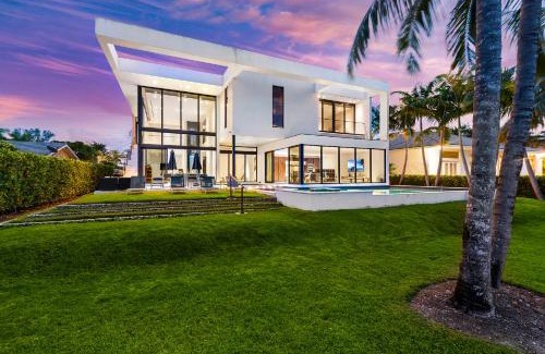Hallandale Beach House | Exquisite Modern Marvel