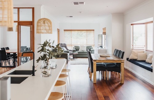 Spring Gully House | Exquisite Modern Retreat with Pool & Vineyard Views in Clare Valley