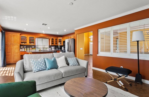 Fontana House | Extended Stay Deal|4BR Home, Fully-Equipped Kitchen|Pet Friendly #41817