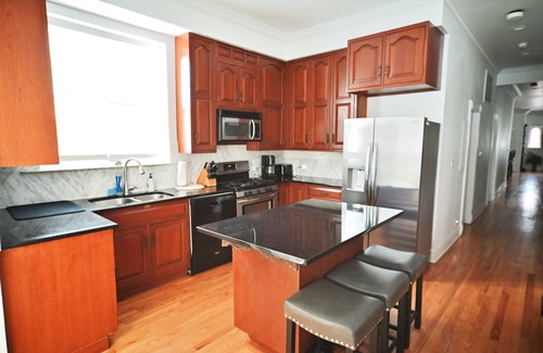 Lake View East Apartment | Extra Large Authentic Chicago Graystone walk to Wrigley, Lakefront & Restaurants