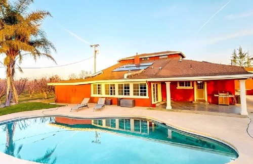 Victor House | Extravagant 5BR Inviting House! W/ Fitness Room