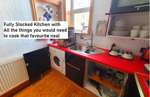 Barry House | F1 MAISON 108 - Holiday Home - Full Kitchen - Street FREE PARKING, NETFLIX - 68Mbps BT WIFI - DVD's - Welcome Tray - By Corner from Gavin n Stacey Film House