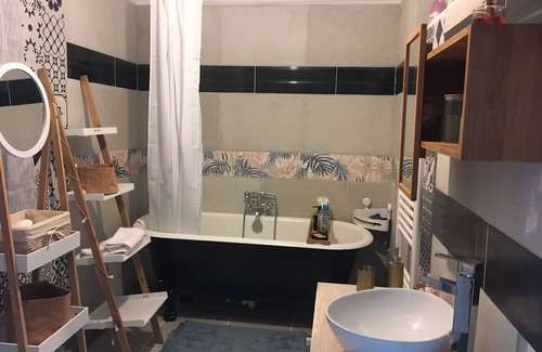 La Souterraine Bed & Breakfast | F1 Meublé 50 M2 - 1 pce + sdb wc +cuisine + Jardin + Grand Couloir Rangement