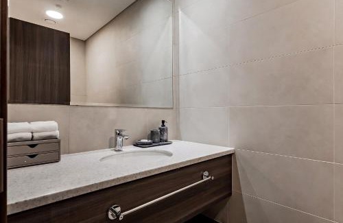 Dubai Media City Apartment | Fabulous 2BR Apartment with Palm View in Media City