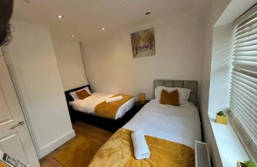 South Ockendon House | Fabulous 3 bedroom house , sleeps up to 5-7 guest.