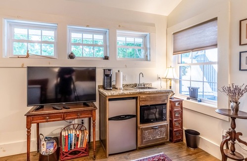 Asheville Apartment | Fabulous escape with firepit, stylish interior & central AC - near hiking