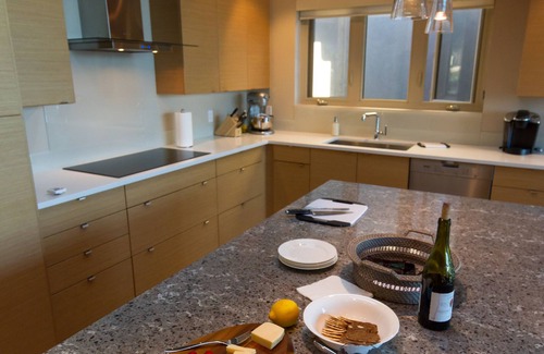 Sooke Hotel | Fabulous Ocean Front - Warm and Inviting