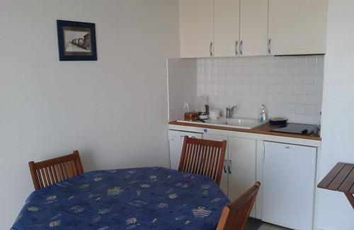 Bernieres-sur-Mer Apartment | FACE AND DIRECT SEA ACCESS, F2 + GARDEN - 4 people