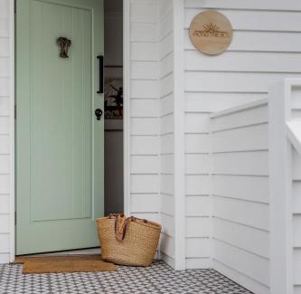 Rye House | Facing the Sun 5 min walk to beach & sleeps 8