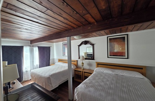 North Cowichan Hotel | Falcon Nest Motel