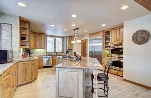 Willowbrook Meadows House | Falcon's Nest Retreat – Private Hot Tub, Spectacular Views, Balcony & Grill