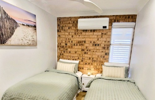 The Entrance North House | Fall asleep to the sound of waves!