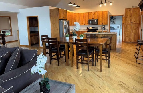 St Ignace Cabin | Fall Colors Getaway | Walk to Downtown & Ferry