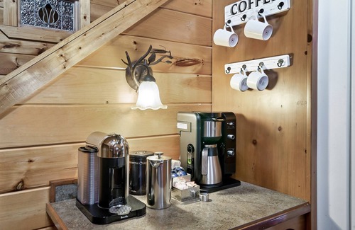 Sevierville Cabin | Fall Foliage! 5% Senior Dscnt -Theater - XBox-Game Room-HotTub-PELOTON-Dollywood