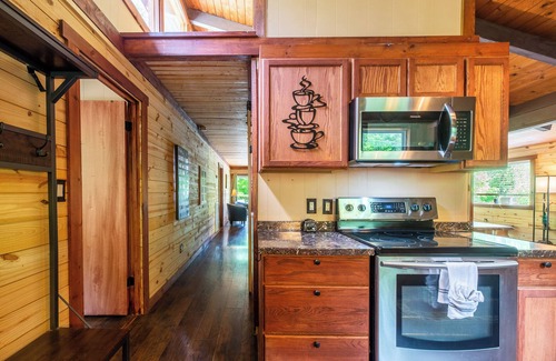 Sevierville Cabin | Fall Leaf Sale and No Pet Fees! Secluded, family friendly cabin with Hot Tub