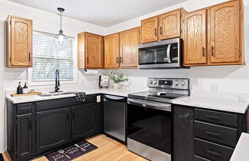 Charter Hills House | Fall Specials! Hot tub-Arcade-Dogs! 5min 2 resort!