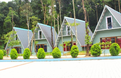 Donigal Resort | Falling Water Resort by Travent Mug