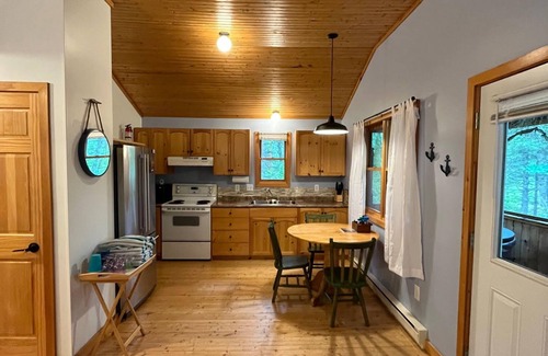 Smiths Corner Cottage | Falls Lake Burrow - Private Cottage with Screened-in Hot Tub