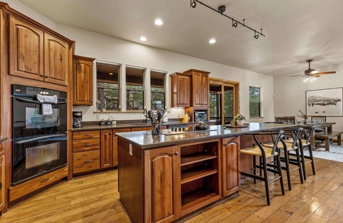 Ponderosa Trails Cabin | Fam-Friendly Cabin Retreat | Hot Tub | Game Room