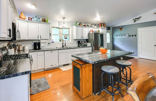 Wisconsin Dells Cabin | Family Cabin w/Hot Tub: 10 Mi to The Dells!