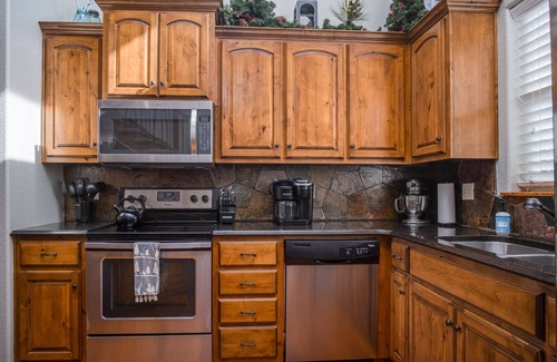 Hollister House | Family Canyon Lodge ~ Large Gathering Place