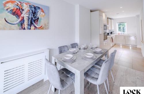 Maidenhead Apartment | Family & Contractor Friendly 3 bed house Sleeps 8 in Maidenhead