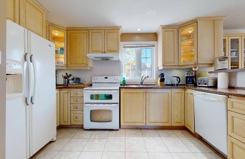 Baddow Cottage | Family Cottage with a hot tub & heated pool minutes to Highland Trails & Marina