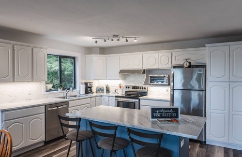 Garden Bay House | Family & dog friendly for 6 people - walking distance to 4 lakes!