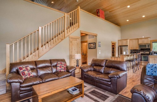 Leavenworth Cabin | Family & Dog Friendly Cabin Located walking distance to the Wenatchee River.