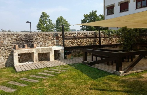Villaverde de Pontones Apartment | Family apartment (handicapped accessible) with private garden