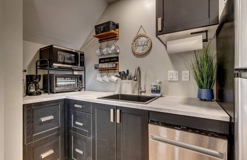 Briargate House | Family-Friendly - Cozy Modern - Convenient - USAFA - Air Force Academy