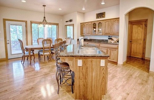 Pinetop Cabin | Family friendly 🐻 Lazy Bear Lodge 🐻 20 guests 🌲Walk to Woodland Lake 🌲