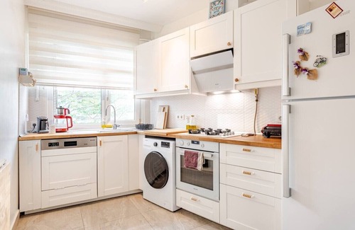 Moda Apartment | Family-Friendly 3BR Oasis in Moda – Balcony, Near Ferry, Metro & Seaside!