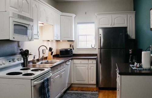 New Braunfels House | Family Friendly Country 3 Bdrm w/Screened-In Porch and Full Kitchen