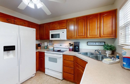 Palms House | Family-Friendly Home w/Shared Pool, High-Speed WiFi, Washer/Dryer, & Central AC