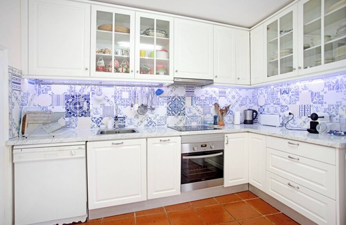 Alcobaca House | Family-Friendly Vacation Home 'Casa Alfeizerão' with Garden & Wi-Fi