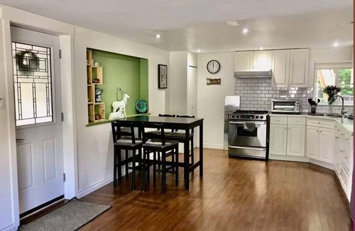 Coquitlam House | Family Gathering Beachside Retreat