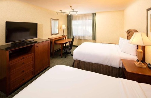 Wenatchee Hotel | Family Getaway! 2 Pet-friendly Units, Outdoor Pool, Free Parking Onsite